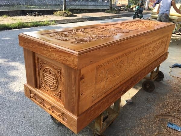 Quan tài gỗ chạm hoa văn (mẫu thử)